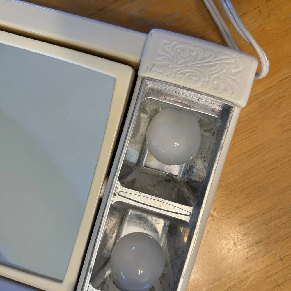 Windmere  Lighted Beige Vintage Tabletop Make-up Mirror Rectangular